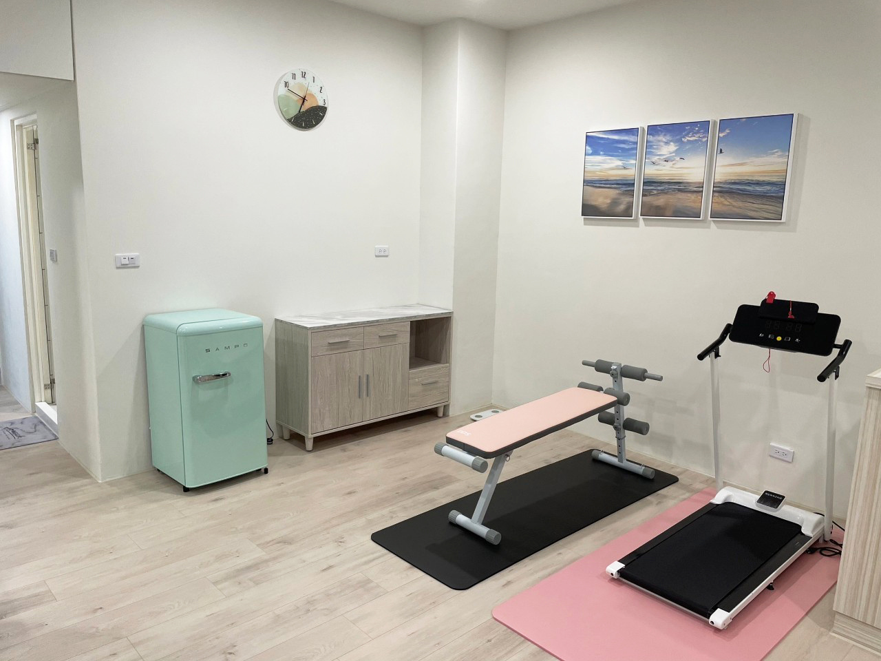 地板鋪設完成後的居家空間