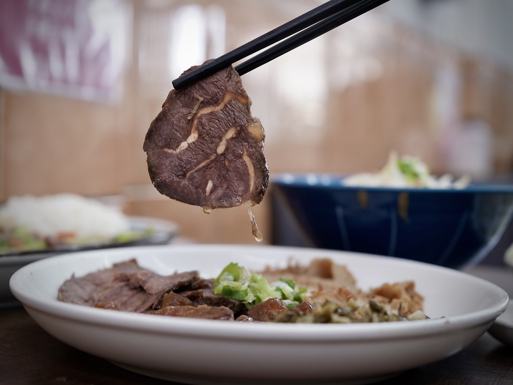 張家牛肉麵滷牛腱夾起滷汁特寫