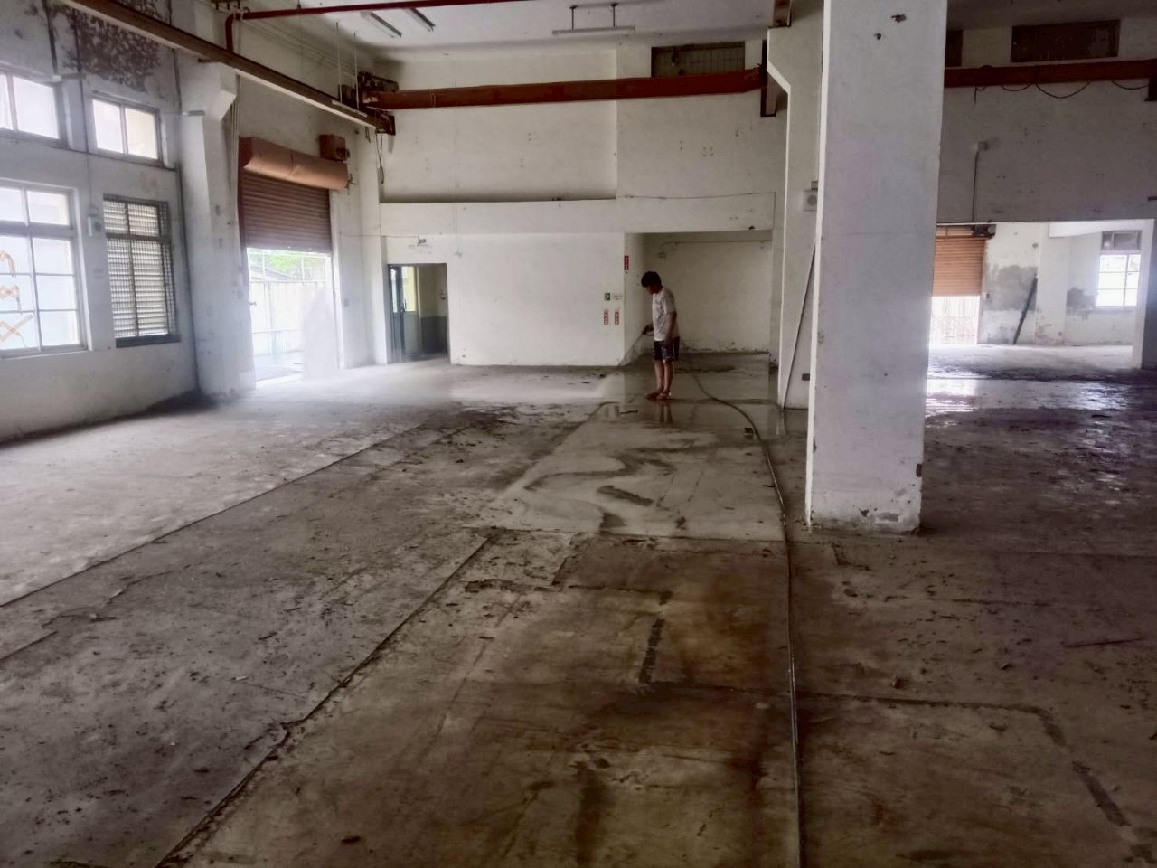 打磨機處理地面表層