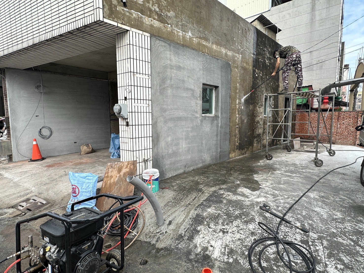 高壓水柱清洗外牆