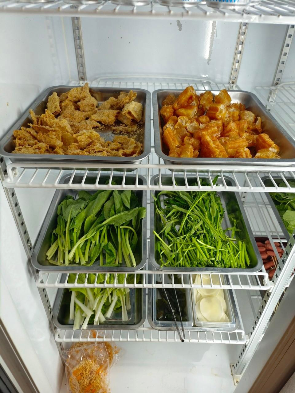 以鐵盤盛裝的新鮮蔬菜